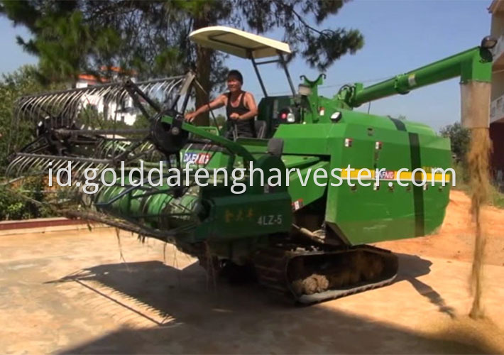 self-propelled rice harvester--Unloading 710 500